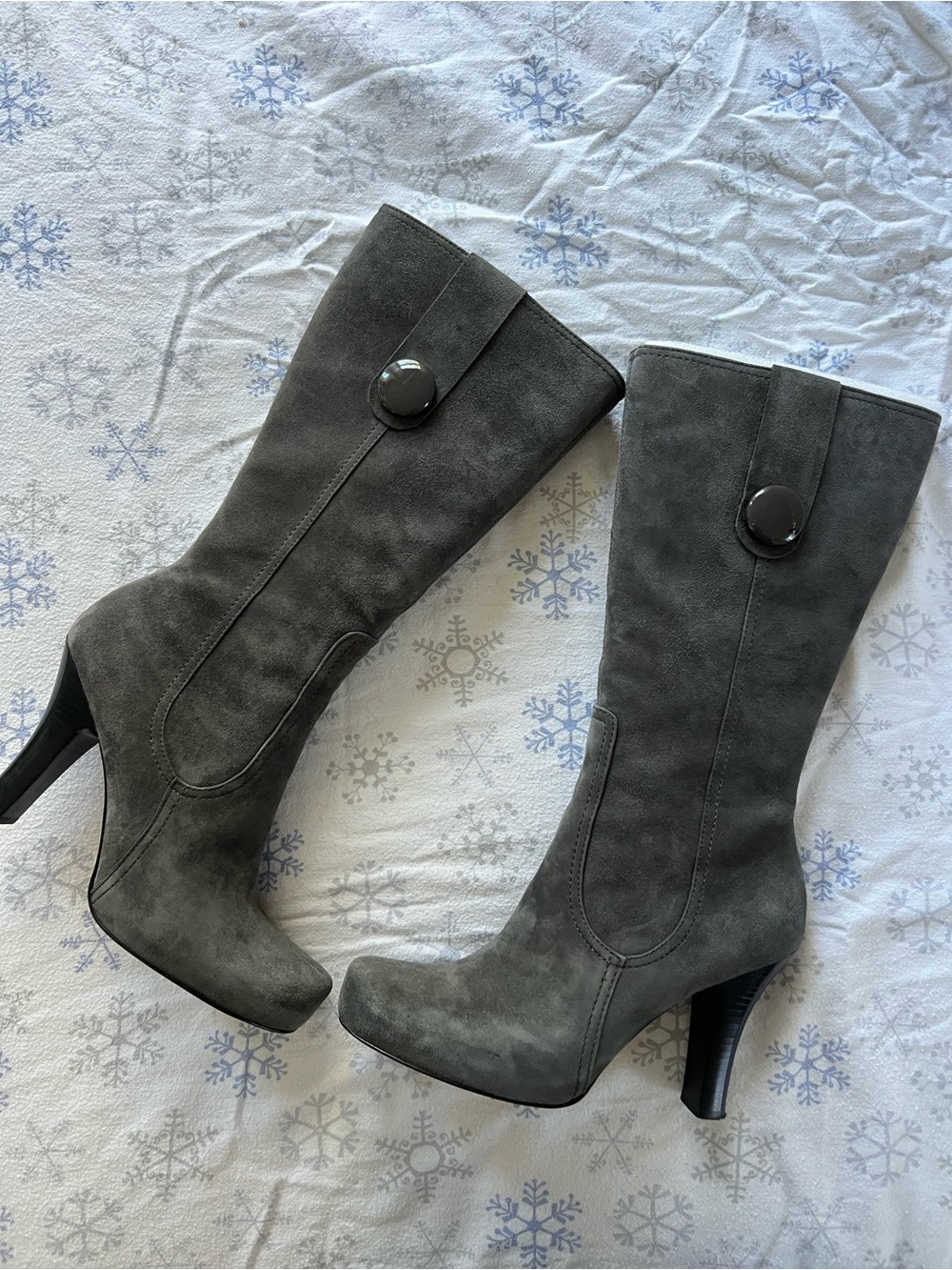 Y2K Women's Mid-Calf Suede Heeled Boots in Gray